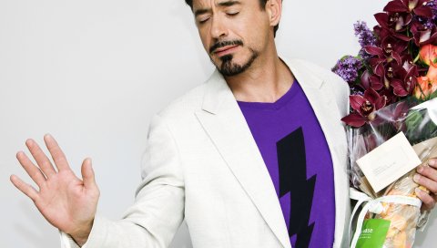 Robert downey jr, смокинг, джентльмен, букет, эмоции