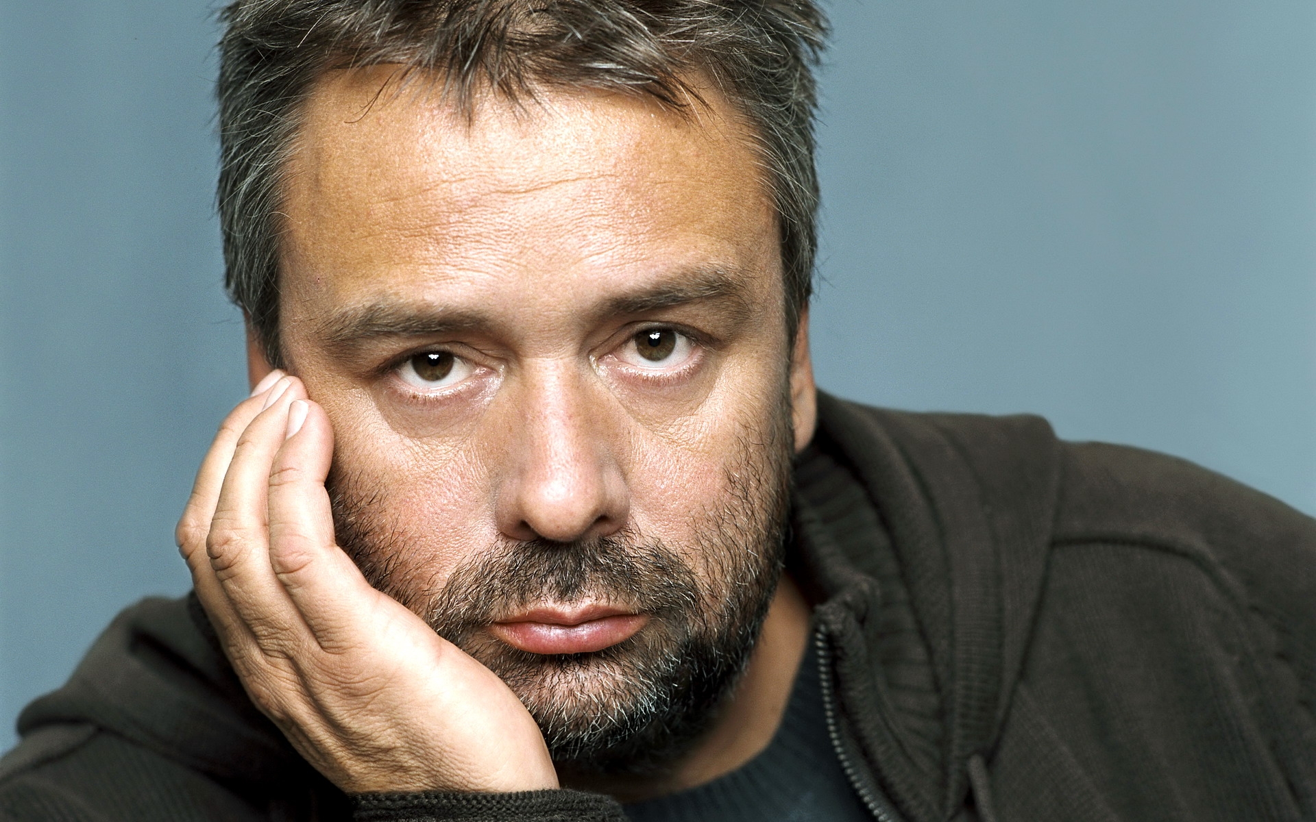 Картинки Luc besson, брюнетка, лицо, глаза, карие глаза фото и обои на рабочий стол