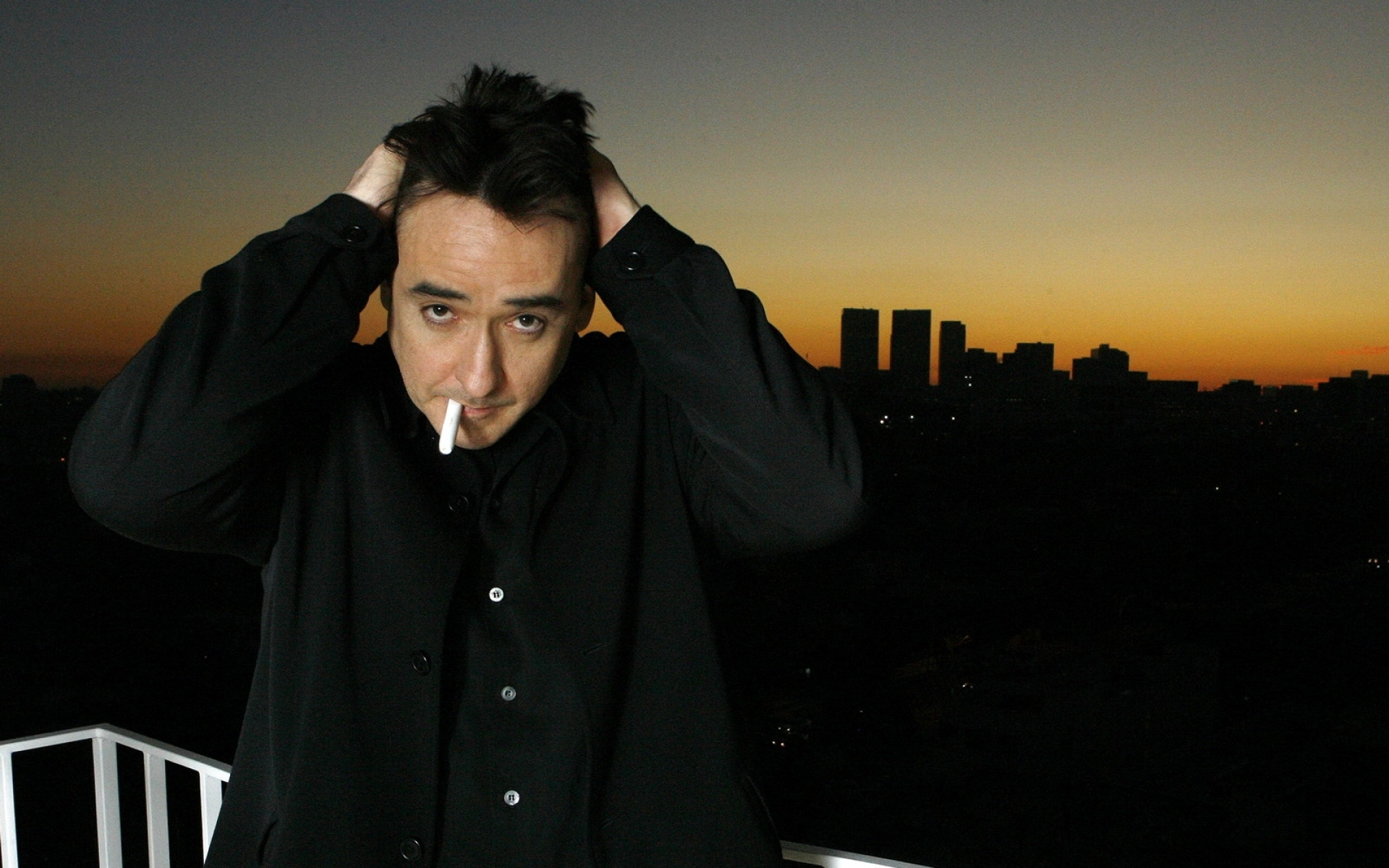 Картинки John cusack, брюнетка, актер, сигарета, балкон, закат фото и обои на рабочий стол