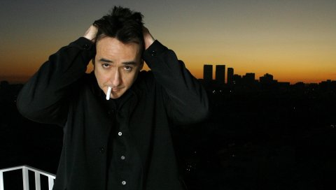 John cusack, брюнетка, актер, сигарета, балкон, закат