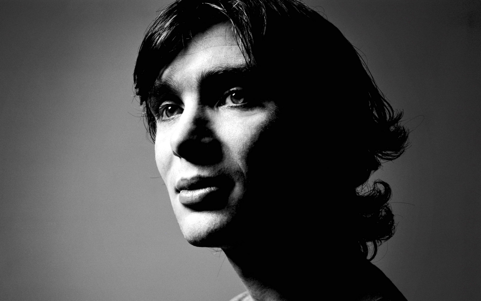 Картинки Cillian murphy, мужчина, лицо, усмешка, черный белый фото и обои на рабочий стол