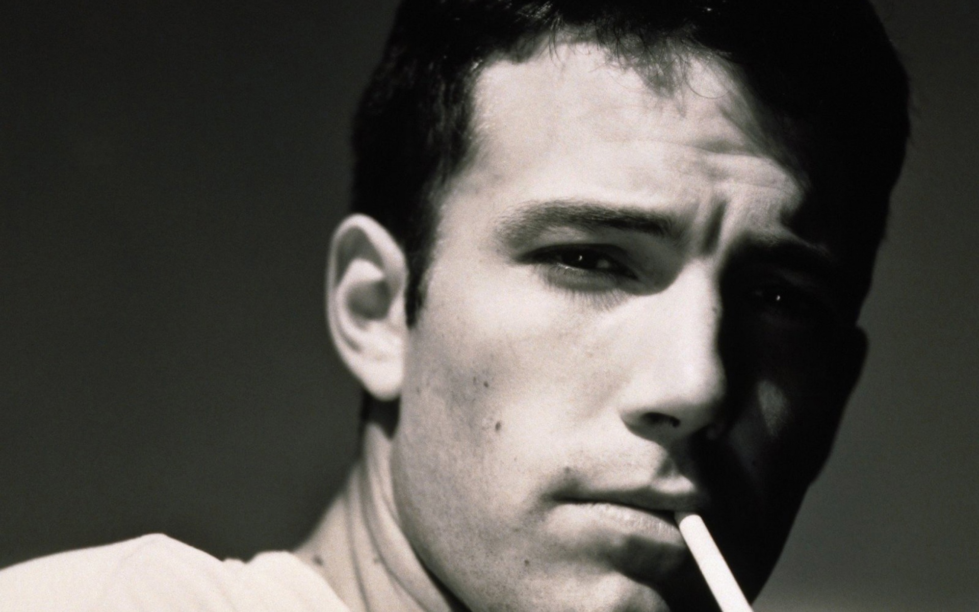 Картинки Ben affleck, лицо, сигареты, духи, черный белый фото и обои на рабочий стол