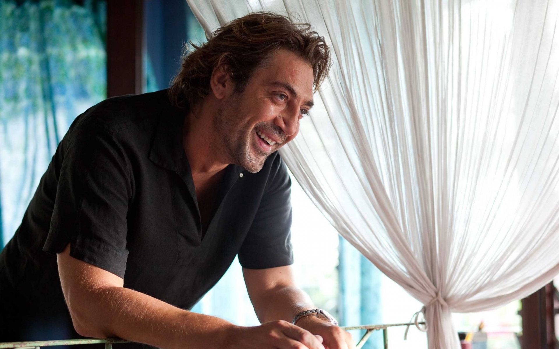 Картинки Javier bardem, знаменитость, улыбка, футболка, темные фото и обои на рабочий стол