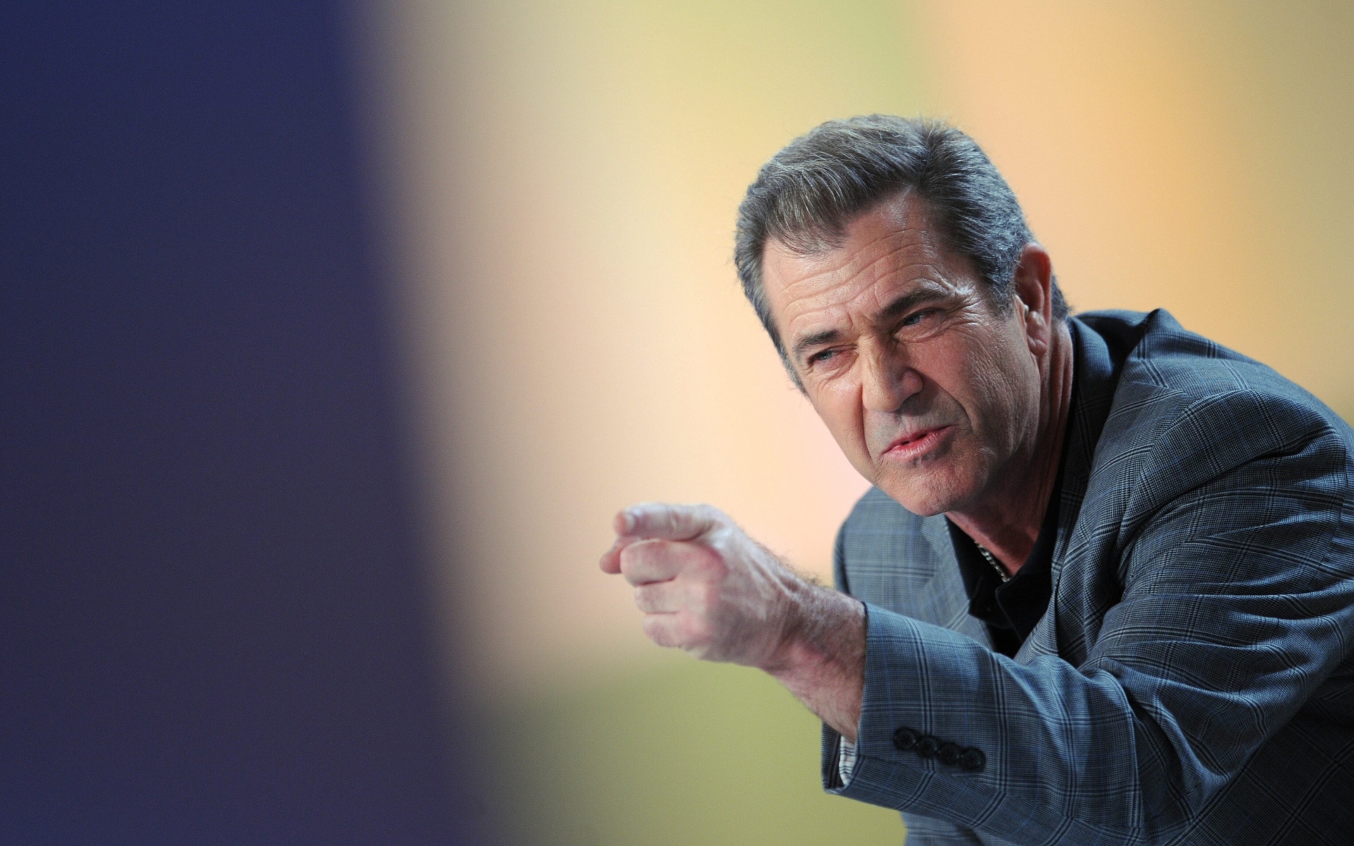 Картинки Mel gibson, знаменитость, пальто, жест, эмоция фото и обои на рабочий стол