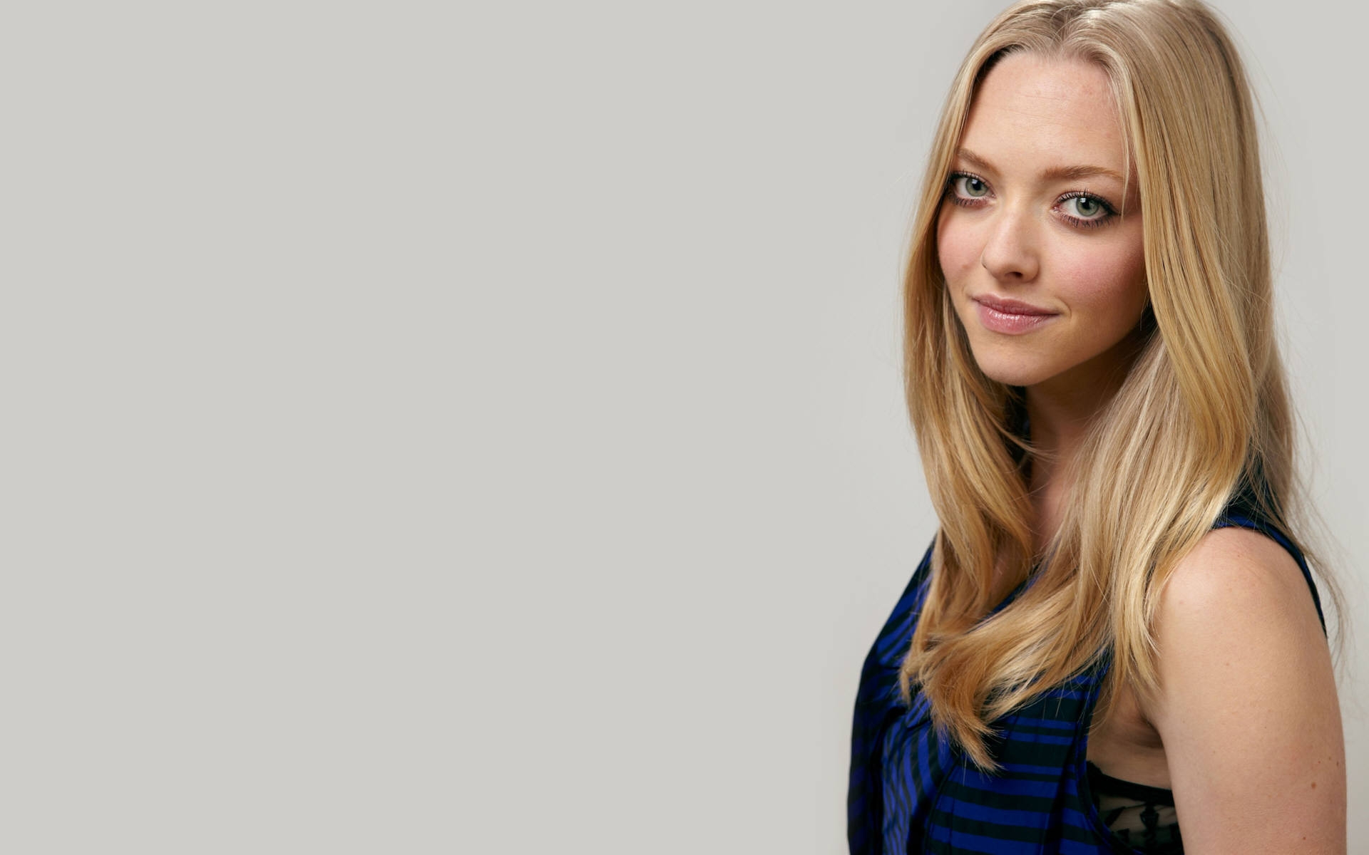 Картинки Аманда seyfried, блондинка, платье, прическа, фотосессия фото и обои на рабочий стол