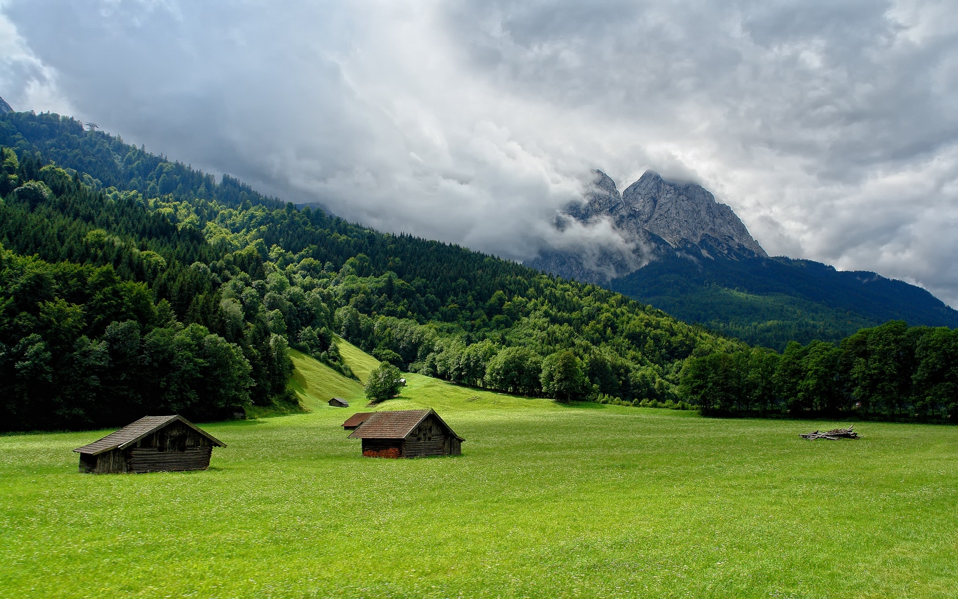 Hills village. Зеленые холмы горный Алтай. Грузия зеленые горы. Зеленые холмы Швейцарии. Горы домик озеро Грузия.