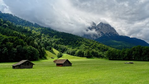 Горы, равнина, домики, облака, дым, небо