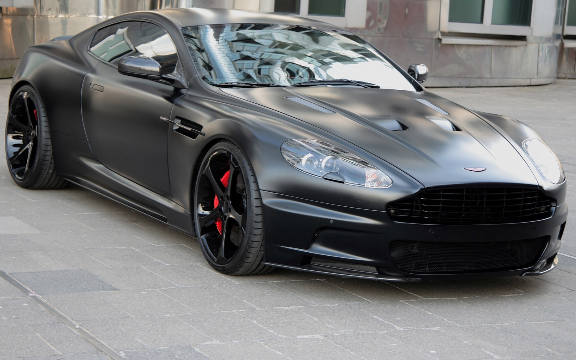 Картинки Aston martin, dbs, 2011, черный, вид спереди, автомобили, здание фото и обои на рабочий стол