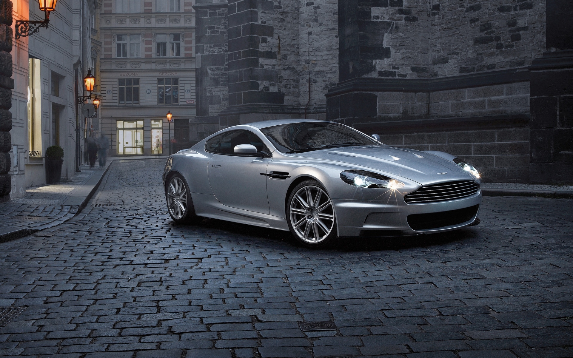 Картинки Aston martin, dbs, 2008, серебристый металлик, вид сбоку, авто, дом, улица фото и обои на рабочий стол