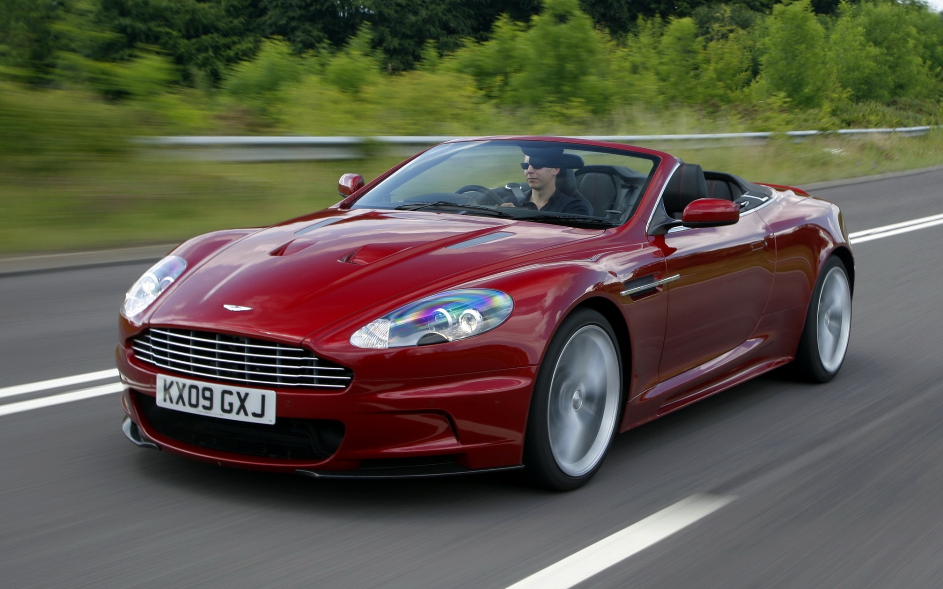 Картинки Aston martin, dbs, 2009, красный, вид сбоку, спорт, стиль, природа фото и обои на рабочий стол