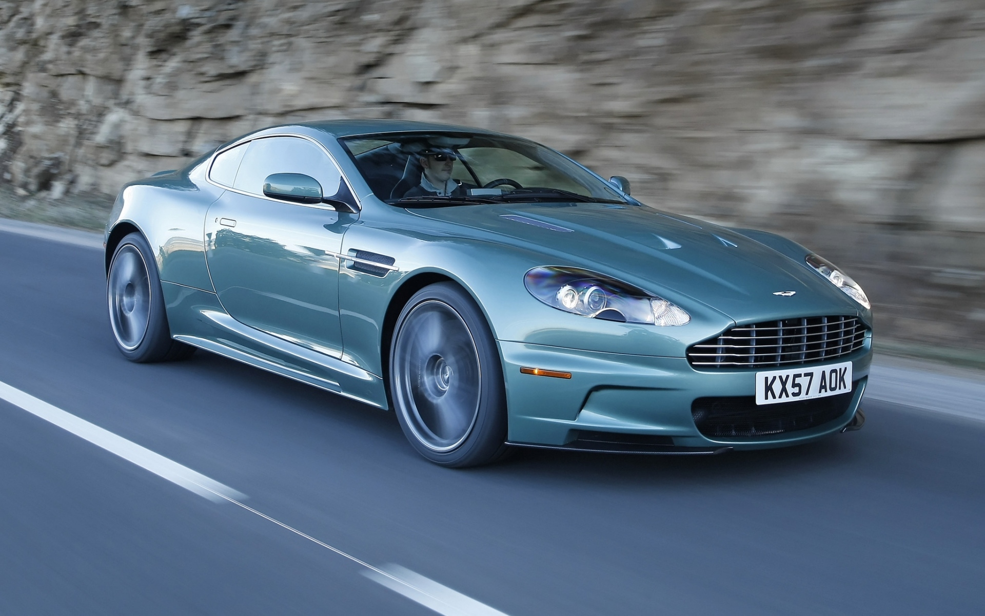 Картинки Aston martin, dbs, 2008, зеленый, вид сбоку, рок, авто фото и обои на рабочий стол