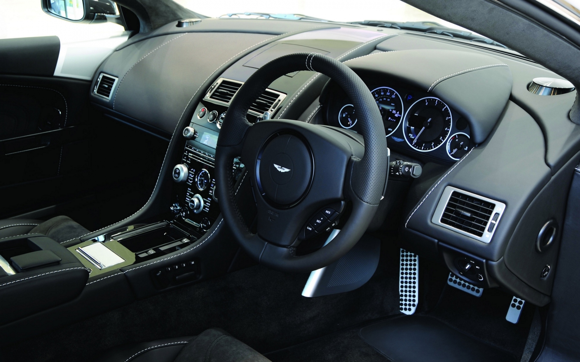 Картинки Aston martin, dbs, 2010, черный, салон, салон, руль, спидометр фото и обои на рабочий стол