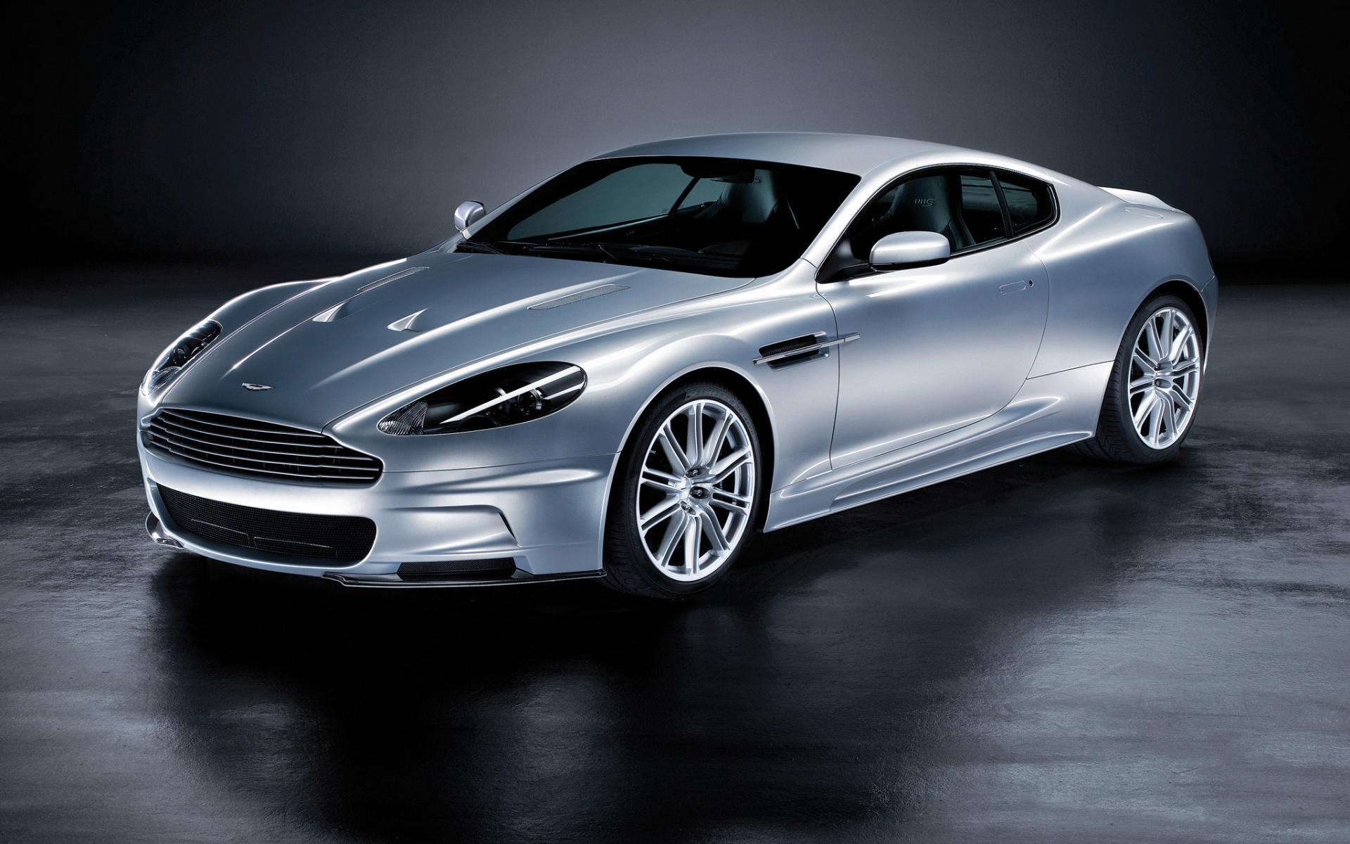 Картинки Aston martin, dbs, 2008, серебристый металлик, вид сбоку, стиль, отражение фото и обои на рабочий стол