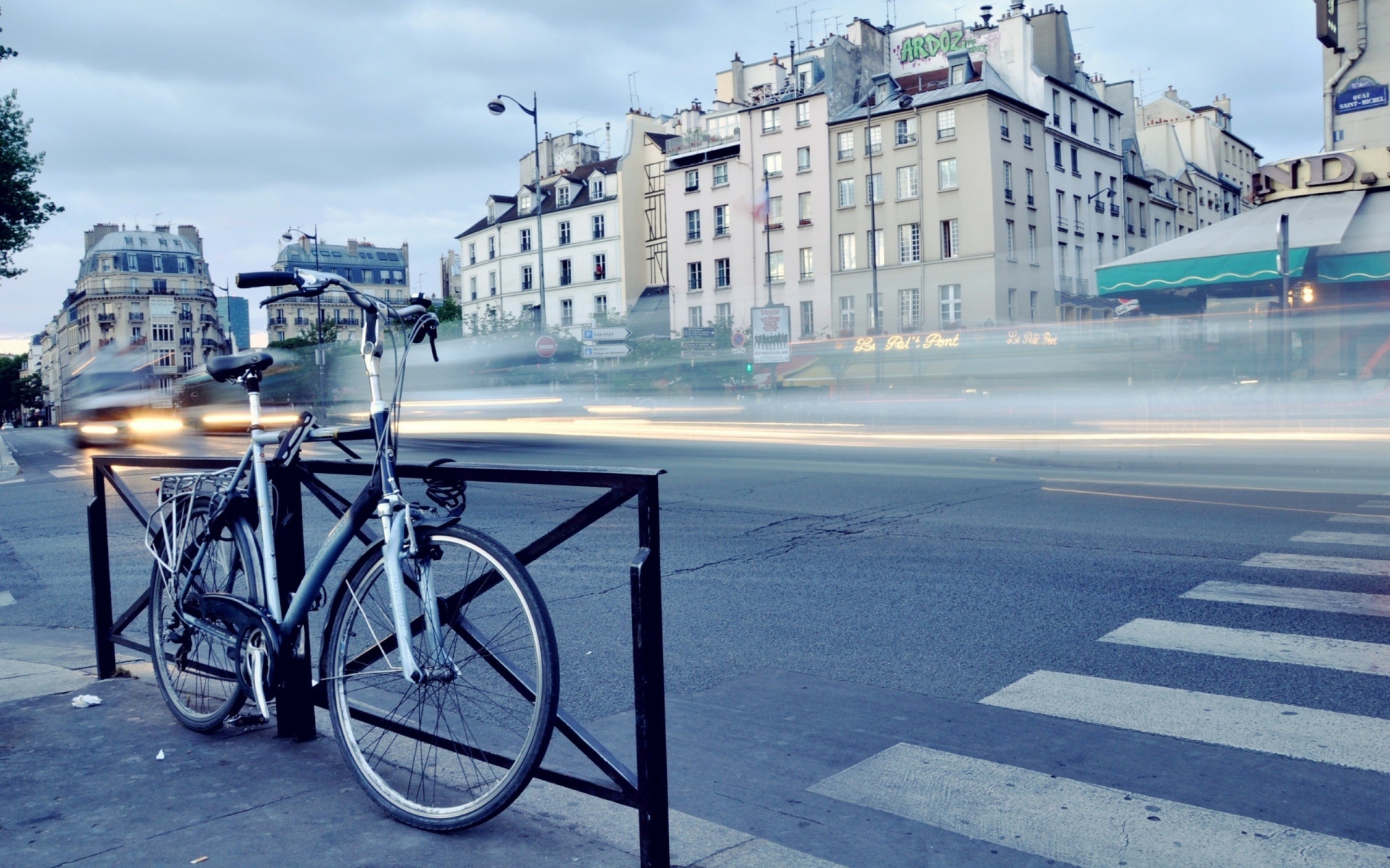 Картинки Город, восход солнца, улица, здание, дорога, велосипед, туман фото и обои на рабочий стол