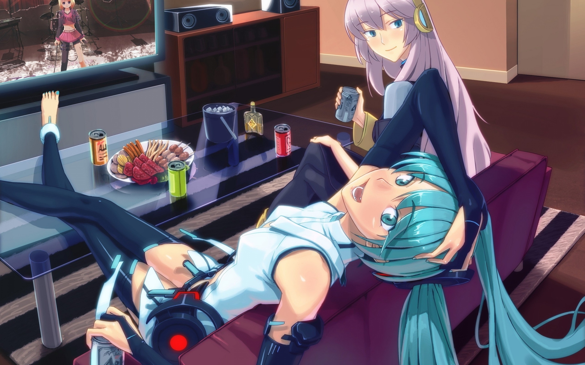 Картинки Hatsune miku, megurine luka, девушки, отдых, телевизор, диван фото и обои на рабочий стол