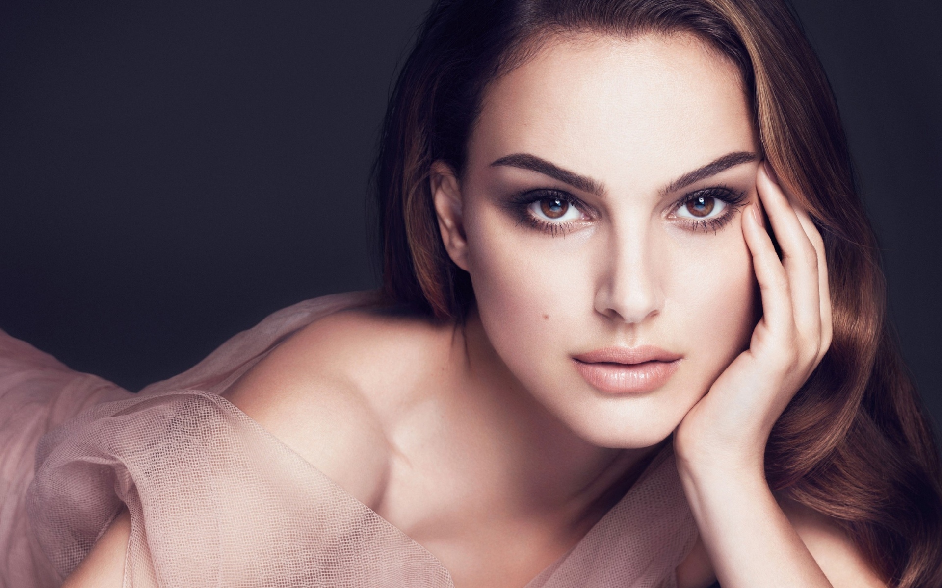 Картинки Natalie portman, лицо, платье, плащ, брюнетка, очаровательный фото и обои на рабочий стол