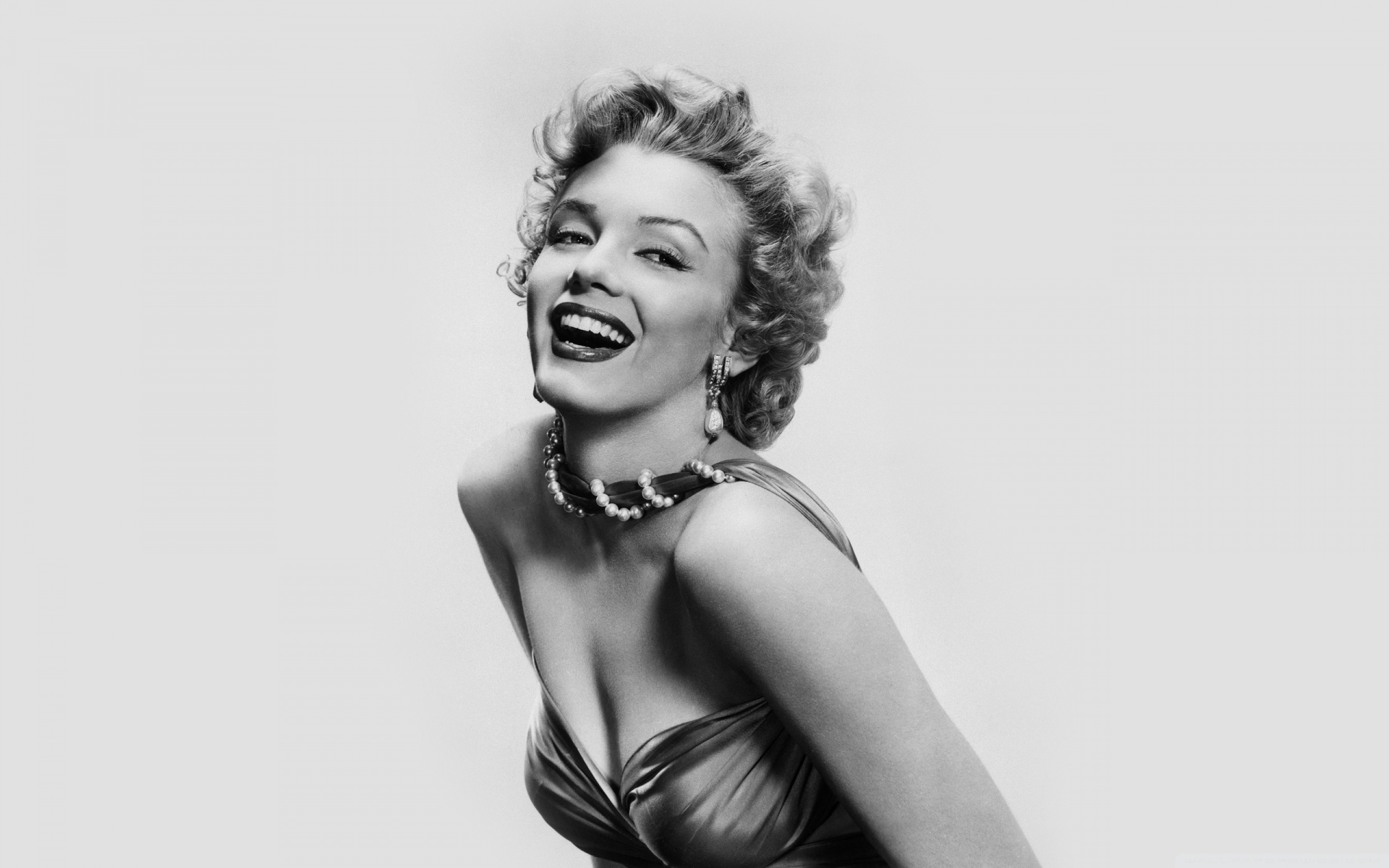 Картинки Marilyn monroe, знаменитость, блондинка, улыбка, обаяние, черный белый фото и обои на рабочий стол