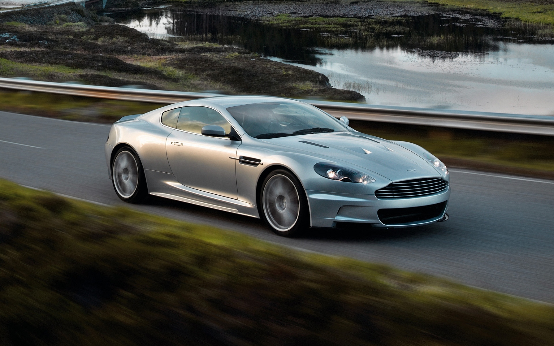 Картинки Aston martin, dbs, 2008, серебристый металлик, вид сбоку, авто, природа, скорость фото и обои на рабочий стол
