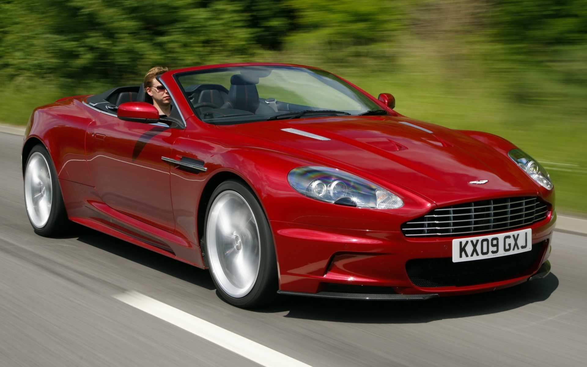 Картинки Aston martin, dbs, 2009, красный, вид сбоку, скорость, деревья, автомобили фото и обои на рабочий стол