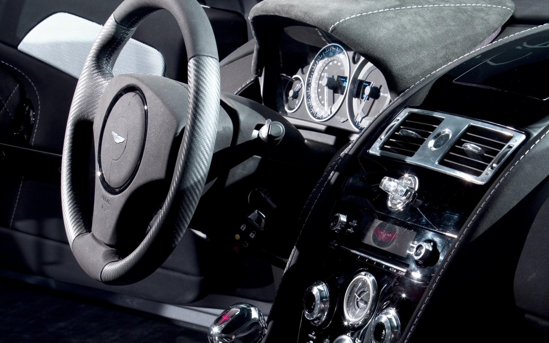 Картинки Aston martin, dbs, 2006, черный, салон, салон, руль, спидометр фото и обои на рабочий стол