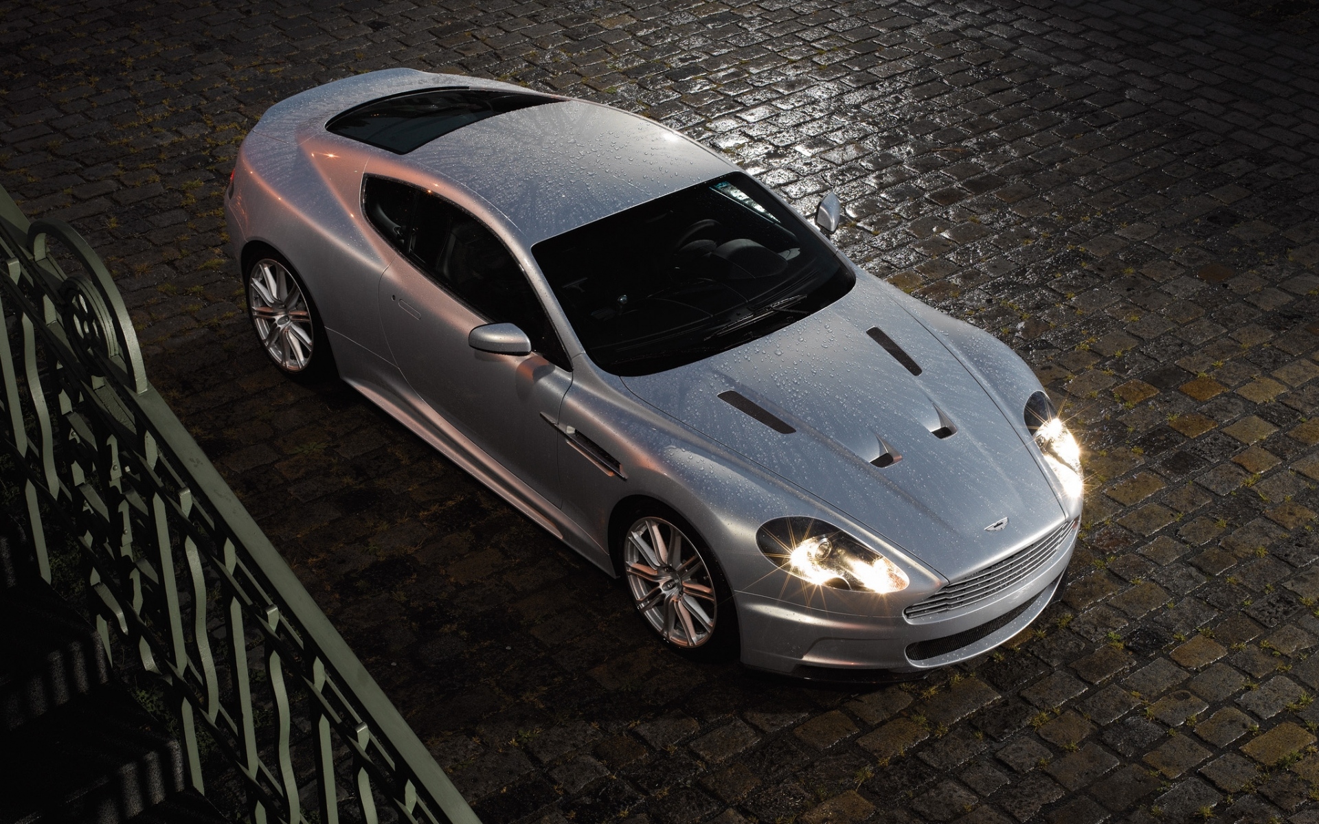 Картинки Aston martin, dbs, 2008, металлическое серебро, вид сверху, стиль, автомобили, дождь фото и обои на рабочий стол