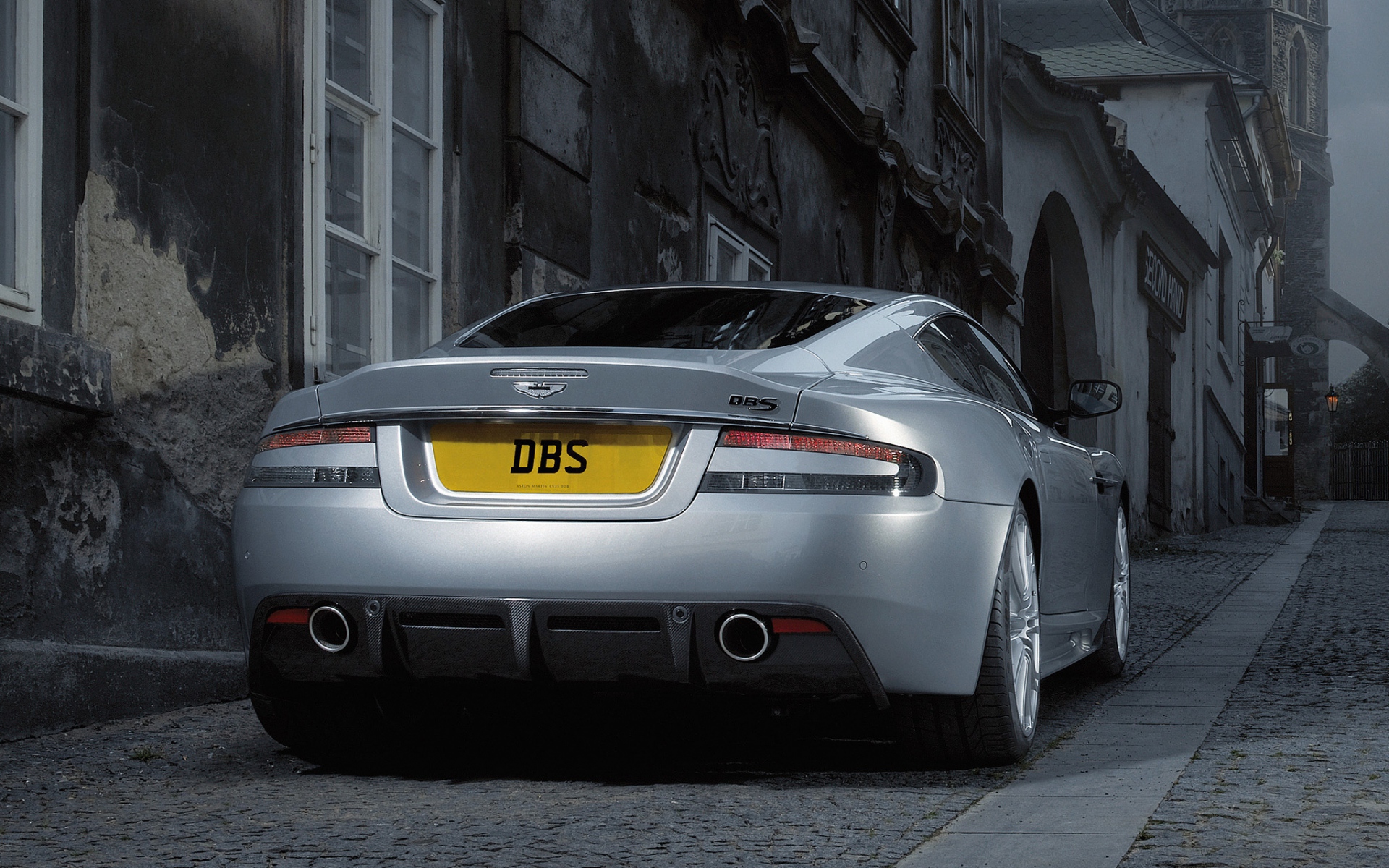 Картинки Aston martin, dbs, 2008, серый металлик, вид сзади, стиль, автомобили, улица, здание фото и обои на рабочий стол