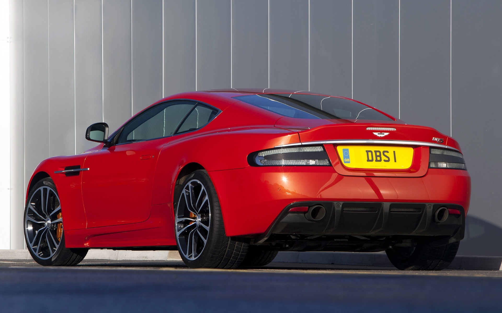 Картинки Aston martin, dbs, 2011, красный, вид сзади, автомобиль фото и обои на рабочий стол