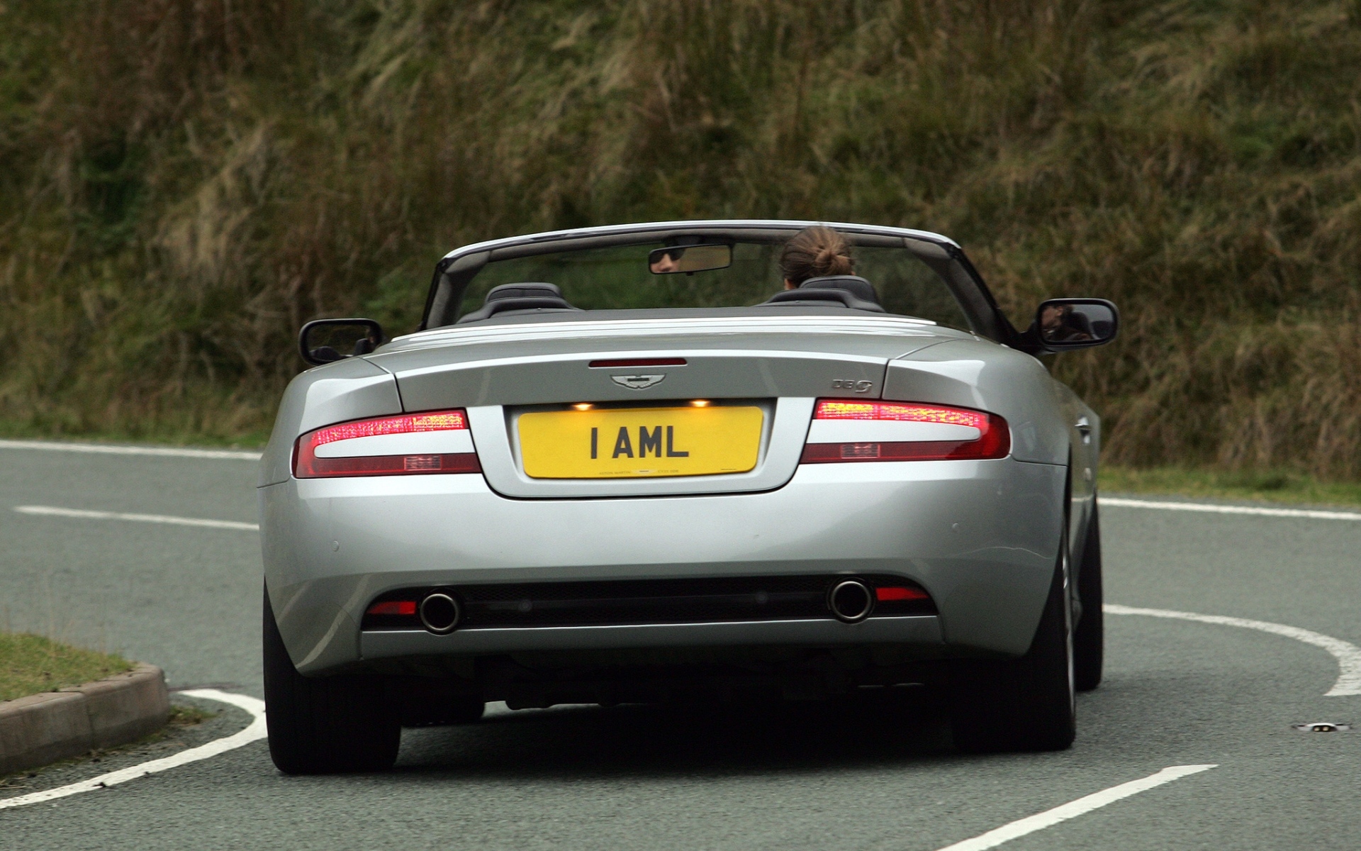 Картинки Aston martin, db9, 2004, металлическое серебро, вид сзади, стиль, автомобили, асфальт фото и обои на рабочий стол