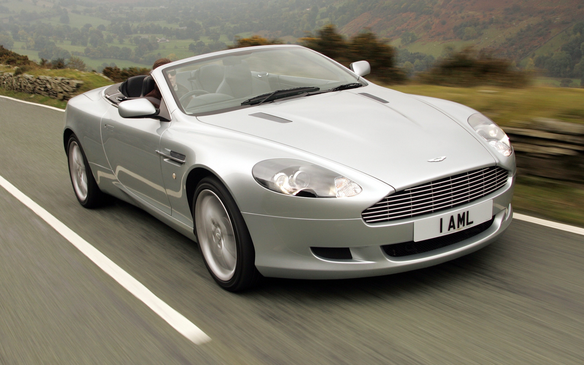 Картинки Aston martin, db9, 2004, серебристый металлик, вид спереди, стиль, скорость, природа фото и обои на рабочий стол