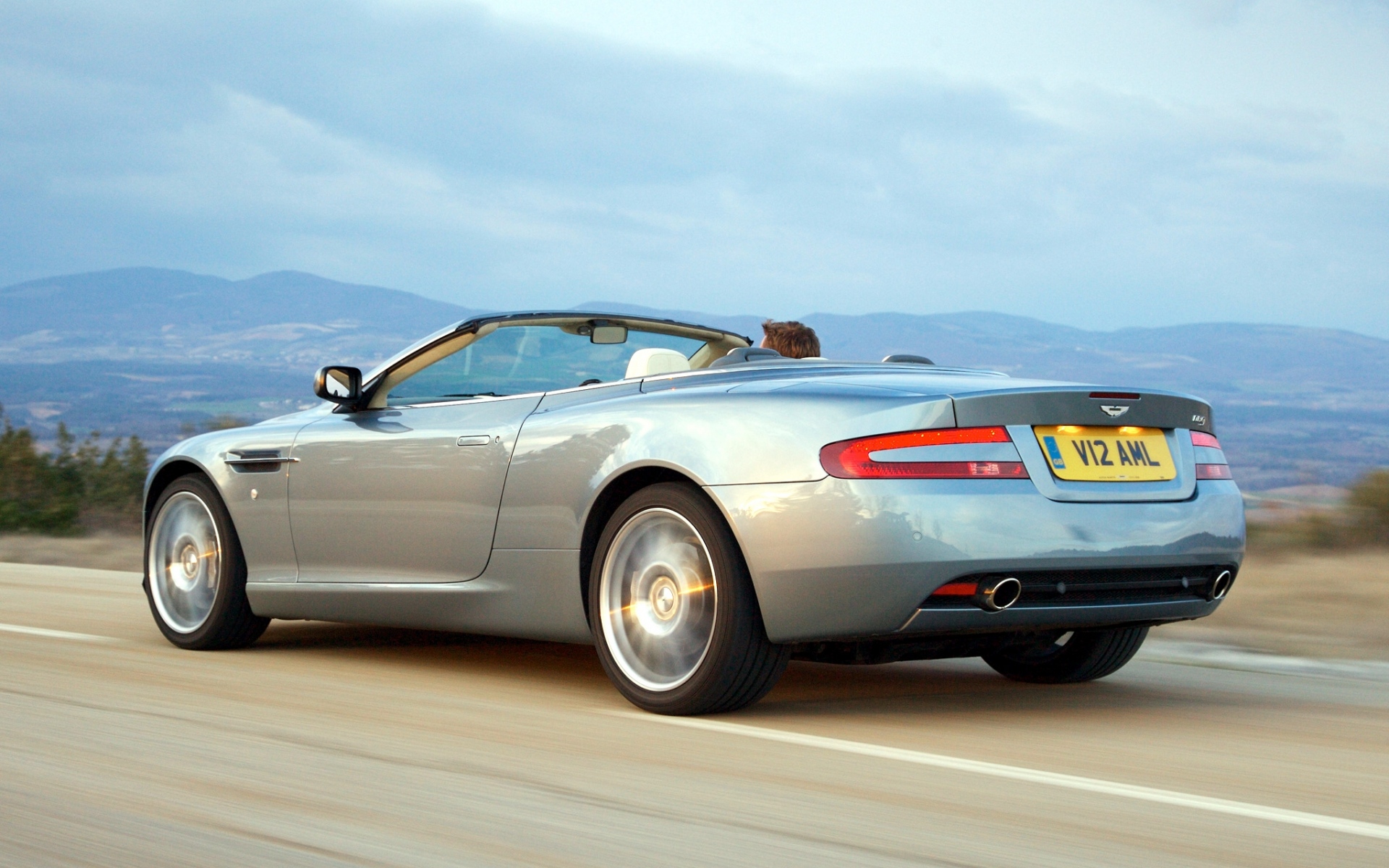 Картинки Aston martin, db9, 2004, серый, вид сбоку, стиль, автомобили, скорость, горы фото и обои на рабочий стол
