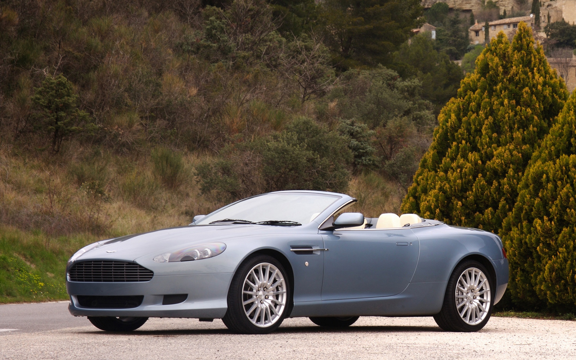 Картинки Aston martin, db92004, синий, вид сбоку, спорт, деревья, кустарники фото и обои на рабочий стол