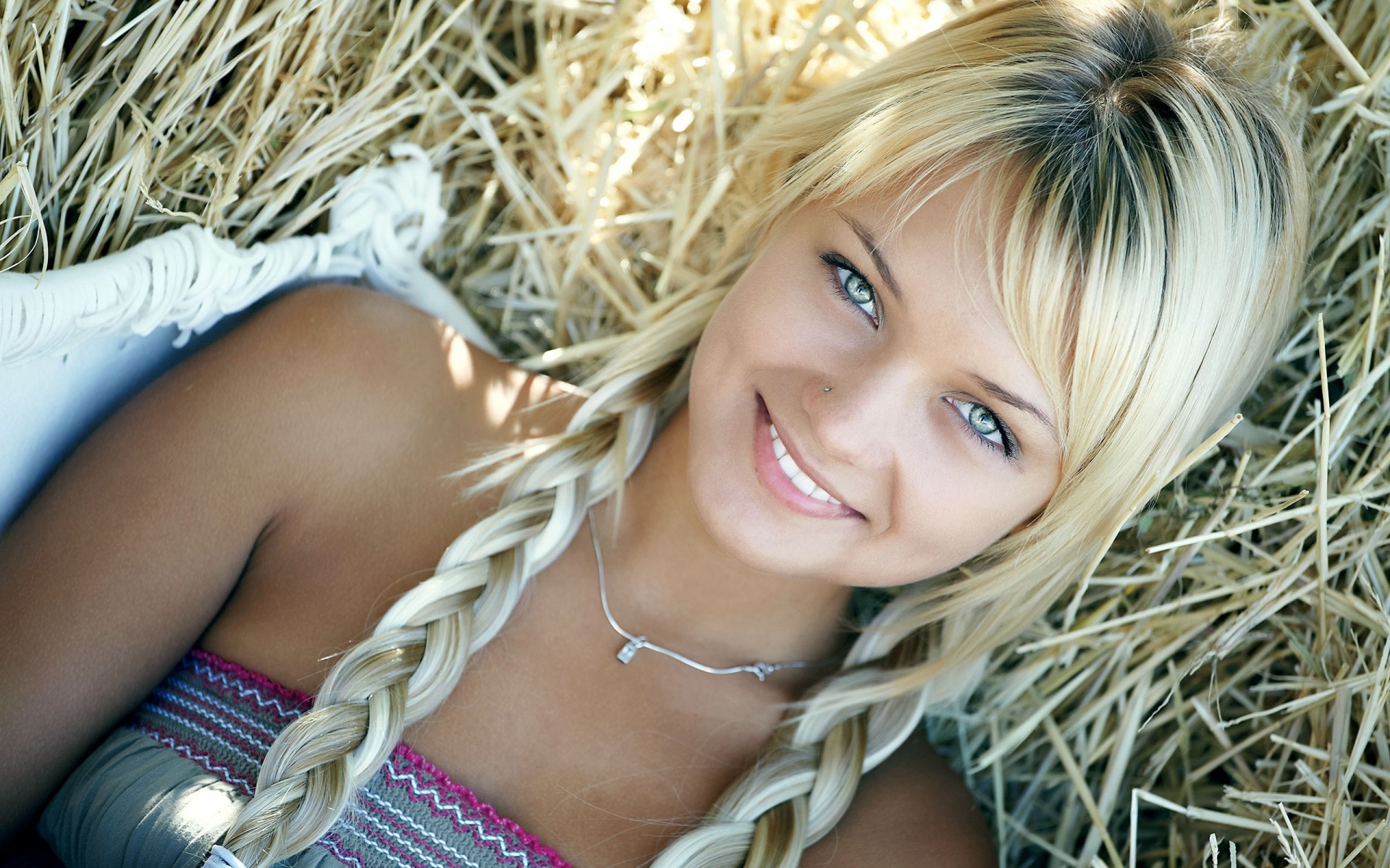 Картинки Девушка, блондинка, косички, трава, улыбка, глаза фото и обои на рабочий стол