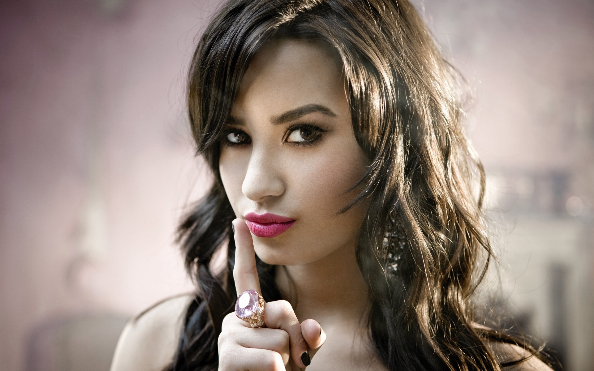 Картинки Demi lovato, брюнетка, макияж, эмоции фото и обои на рабочий стол