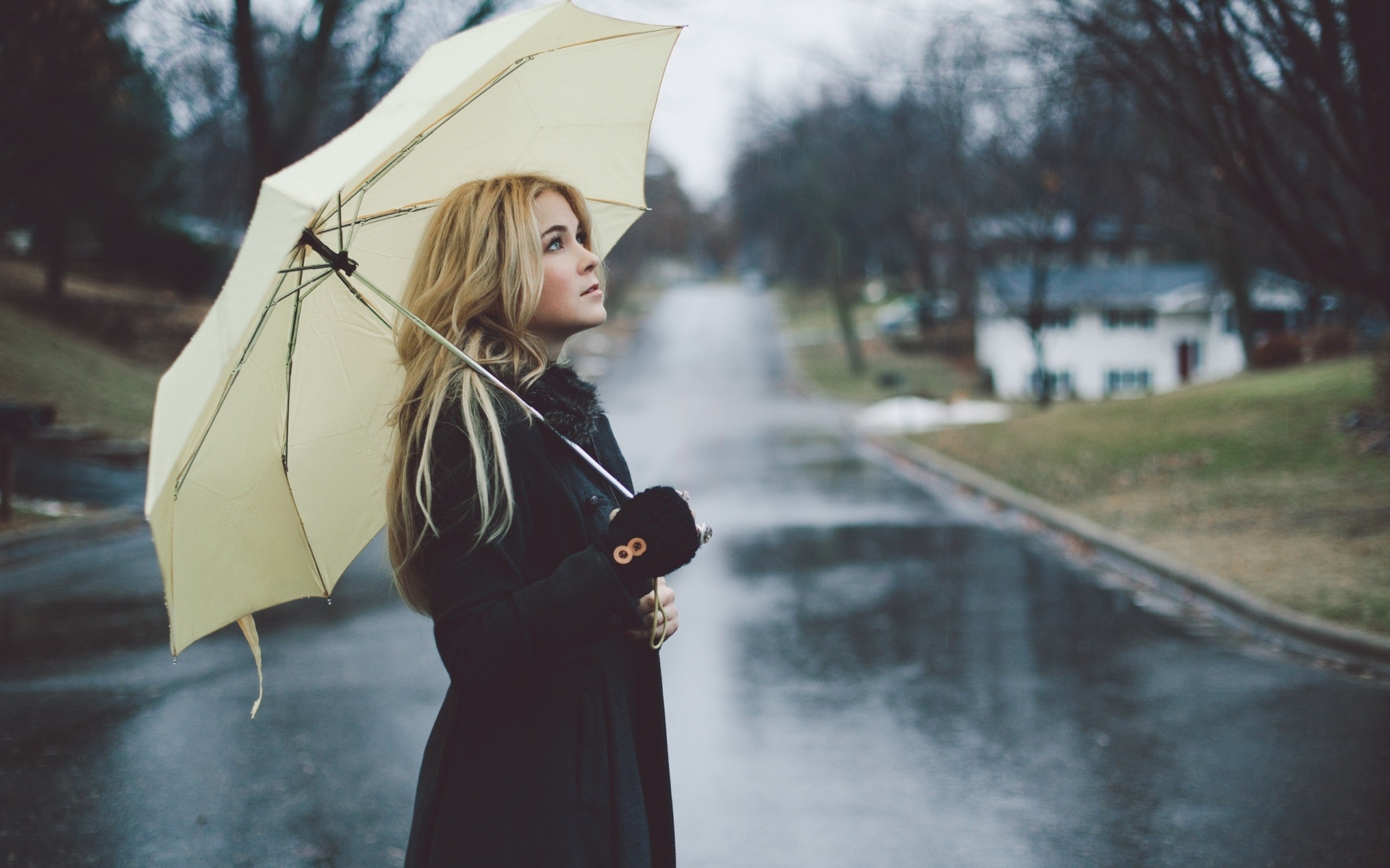 Картинки Девушка, блондинка, зонтик, улица, дождь, плащ, настроение фото и обои на рабочий стол