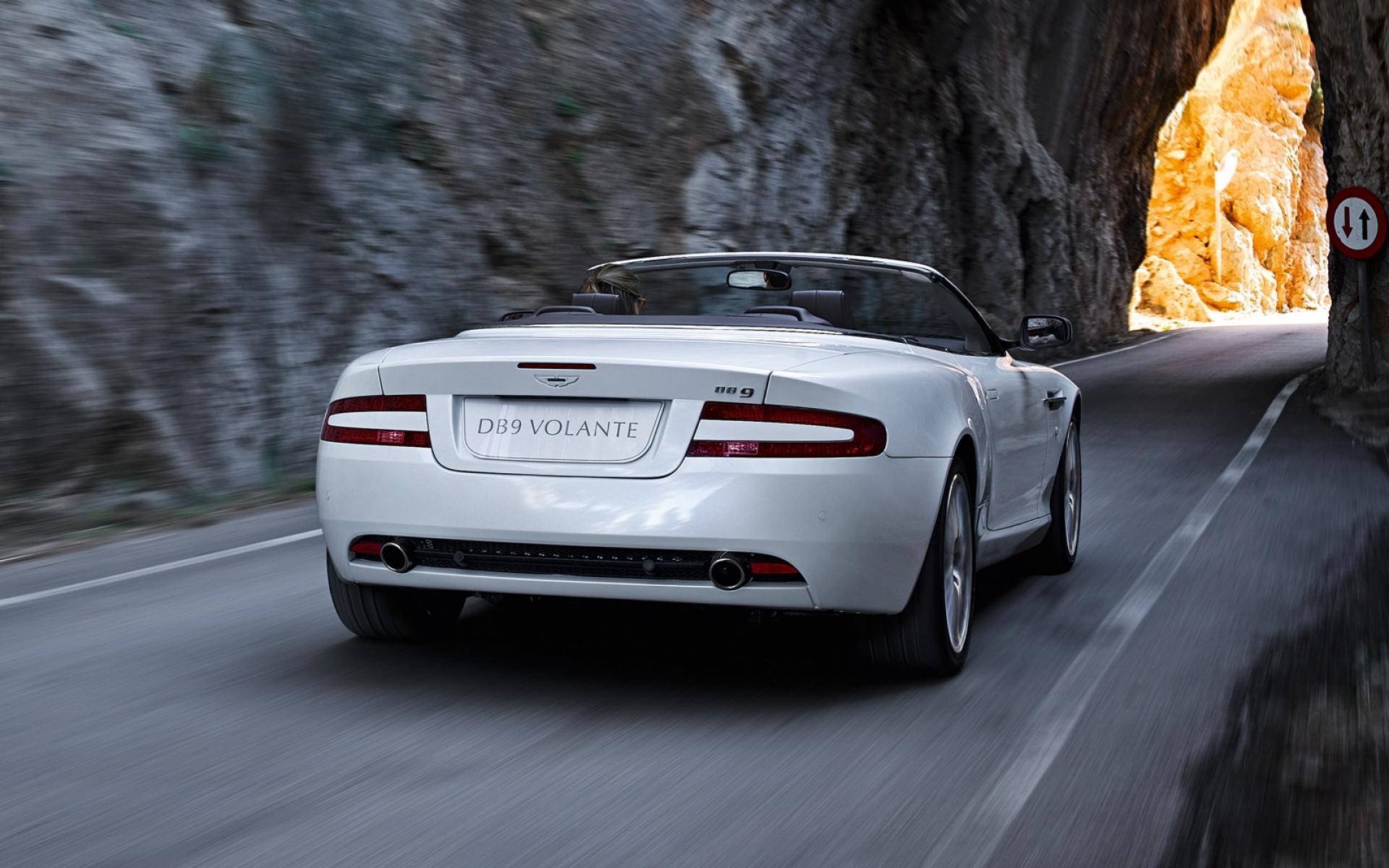 Картинки Aston martin, db9, 2008, белый, вид сзади, стиль, спорт, автомобили, скалы, скорость, асфальт фото и обои на рабочий стол
