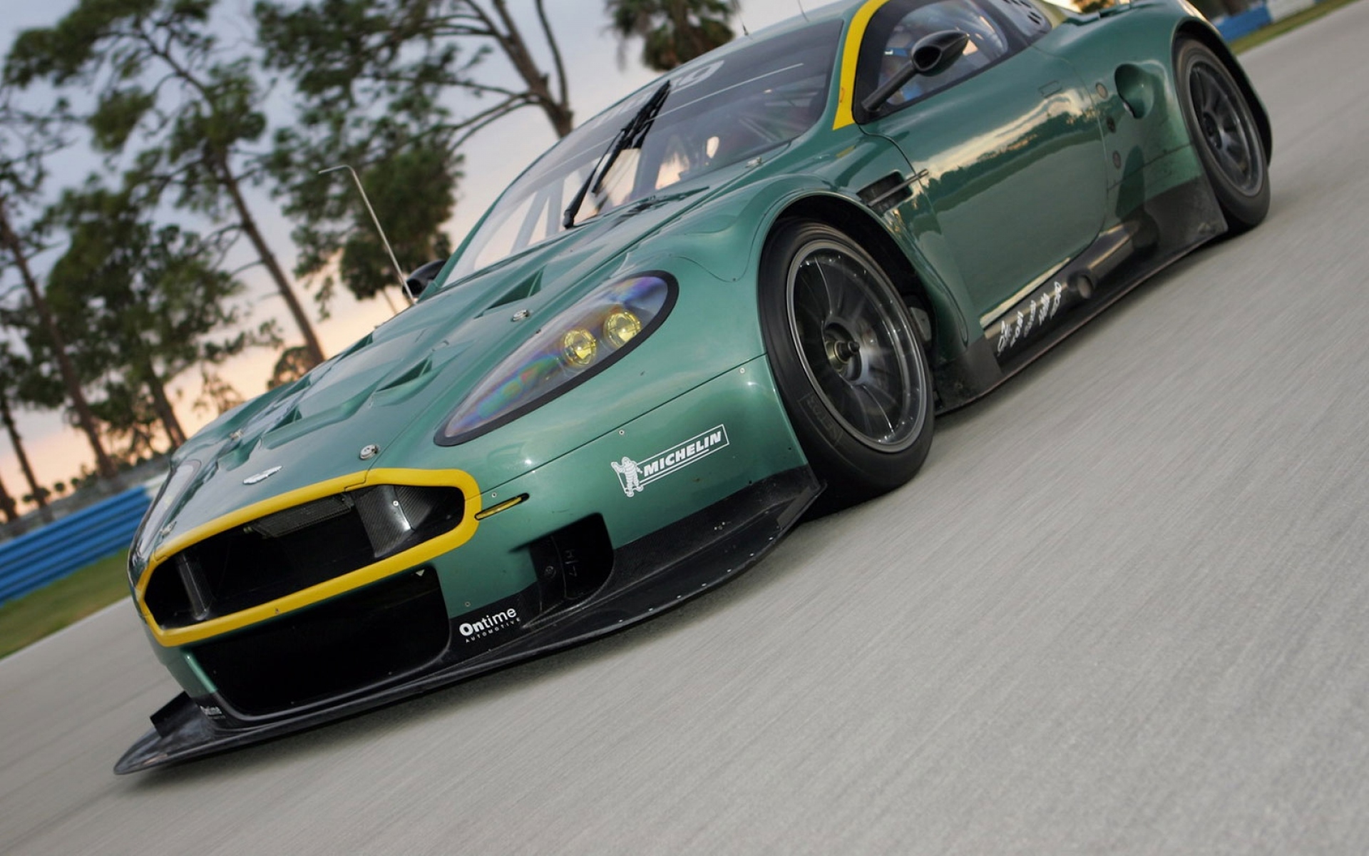 Картинки Aston martin, dbr9, 2005, зеленый, вид спереди, стиль, автомобили, спорт, природа, деревья, асфальт фото и обои на рабочий стол