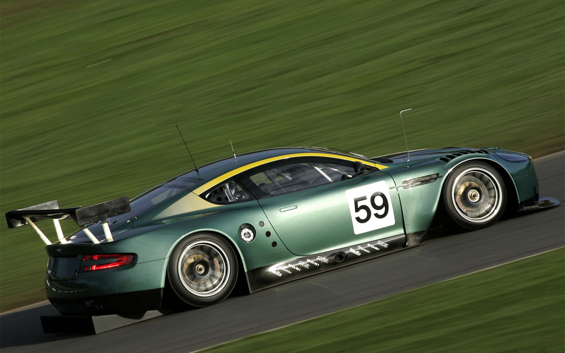 Картинки Aston martin, dbr9, 2005, зеленый, вид сбоку, стиль, спорт, автомобили, скорость, трава фото и обои на рабочий стол