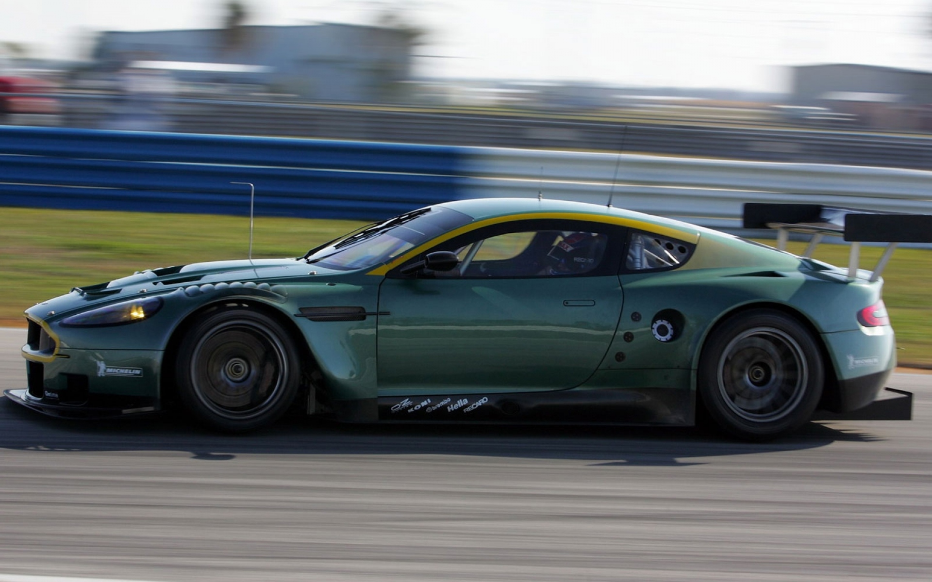 Картинки Aston martin, dbr9, 2005, зеленый, вид сбоку, стиль, спорт, автомобили, скорость, асфальт фото и обои на рабочий стол
