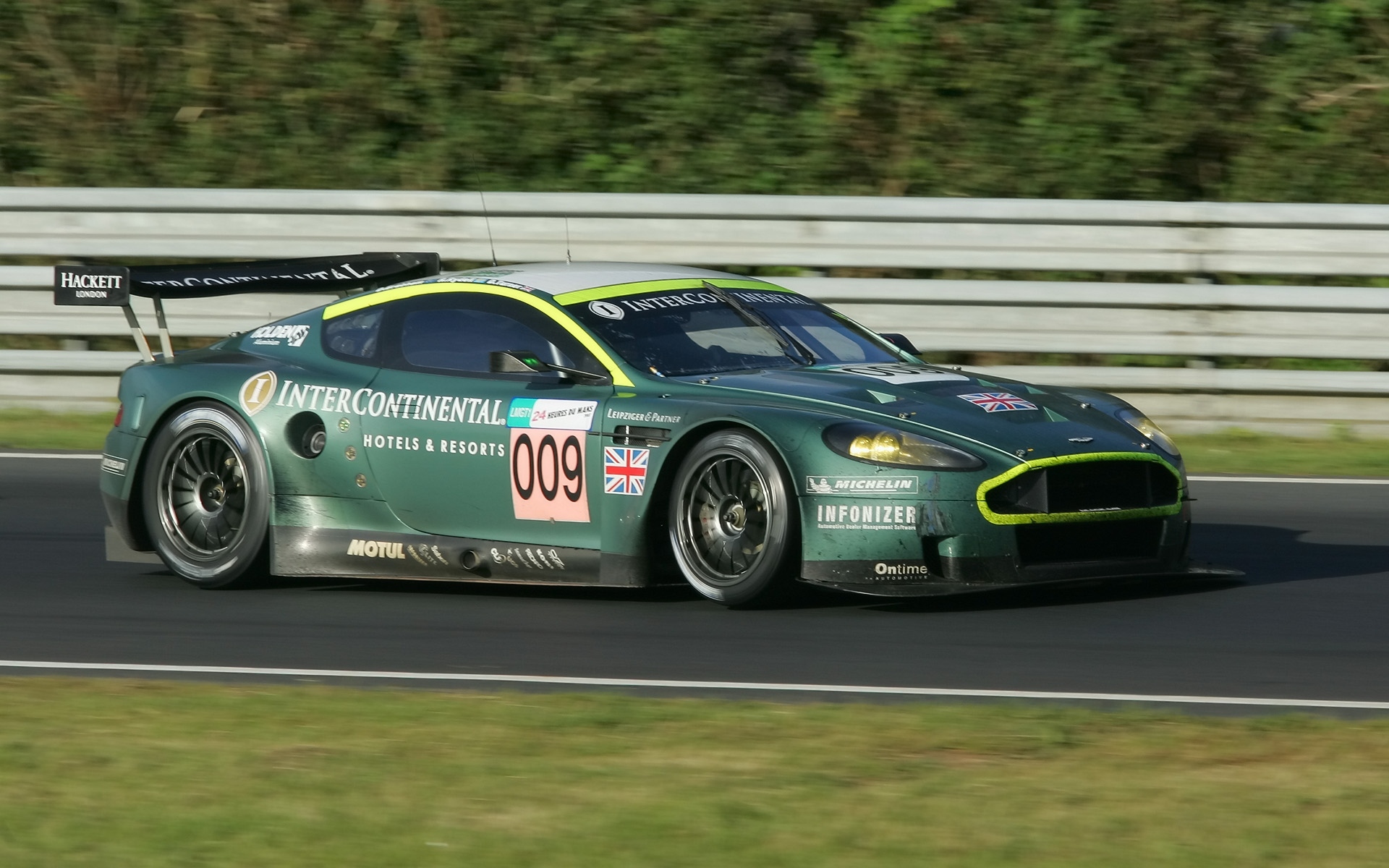 Картинки Aston martin, dbr9, 2005, зеленый, вид сбоку, стиль, спорт, автомобиль, гоночный автомобиль, скорость, деревья, трава фото и обои на рабочий стол