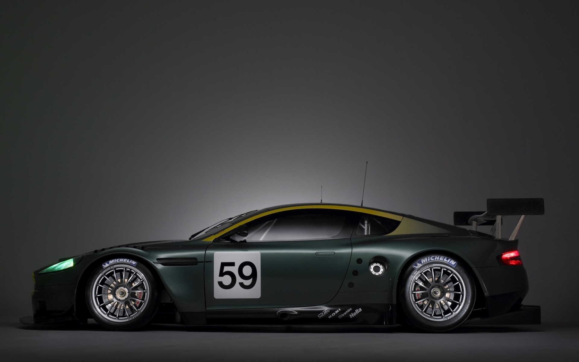 Картинки Aston martin, dbr9, 2005, зеленый, вид сбоку, коврик, стиль, спорт, авто фото и обои на рабочий стол