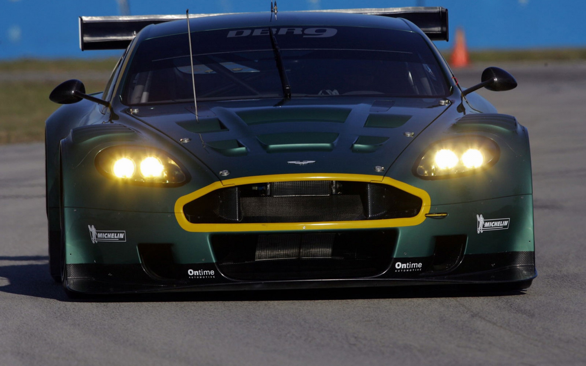 Картинки Aston martin, dbr9, 2005, зеленый, вид спереди, стиль, спорт, автомобиль, гоночный автомобиль, асфальт фото и обои на рабочий стол