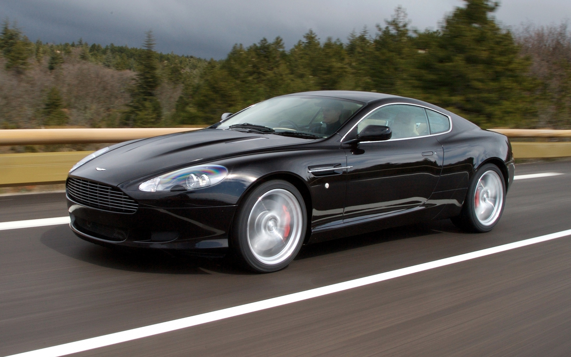 Картинки Aston martin, db9, 2006, черный, вид сбоку, стиль, спорт, автомобили, скорость, деревья, асфальт фото и обои на рабочий стол