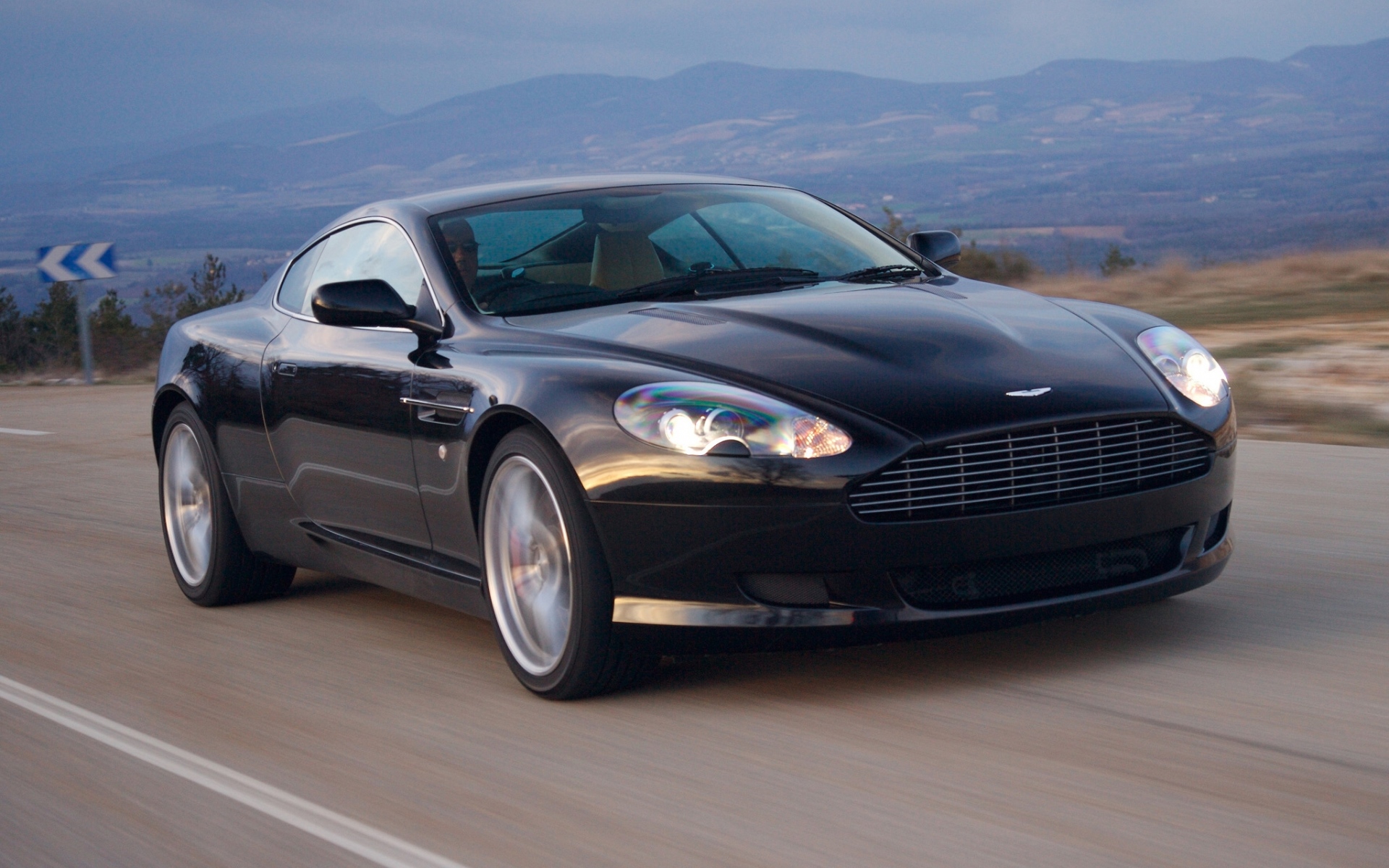 Картинки Aston martin, db9, 2006, синий, вид спереди, стиль, спорт, автомобили, природа, горы, асфальт, скорость фото и обои на рабочий стол