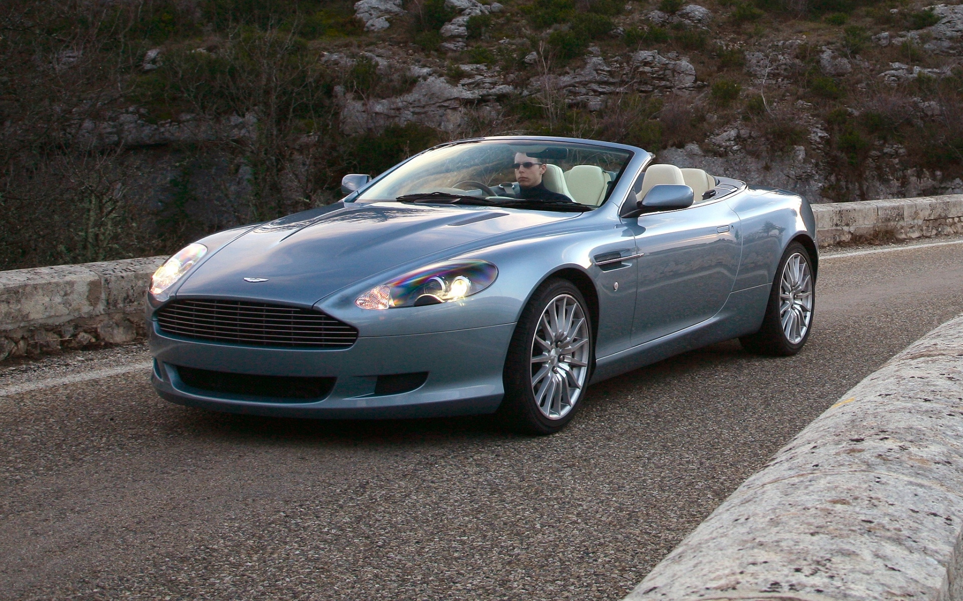 Картинки Aston martin, db9, 2004, синий, вид сбоку, стиль, автомобили, природа, трава, асфальт фото и обои на рабочий стол