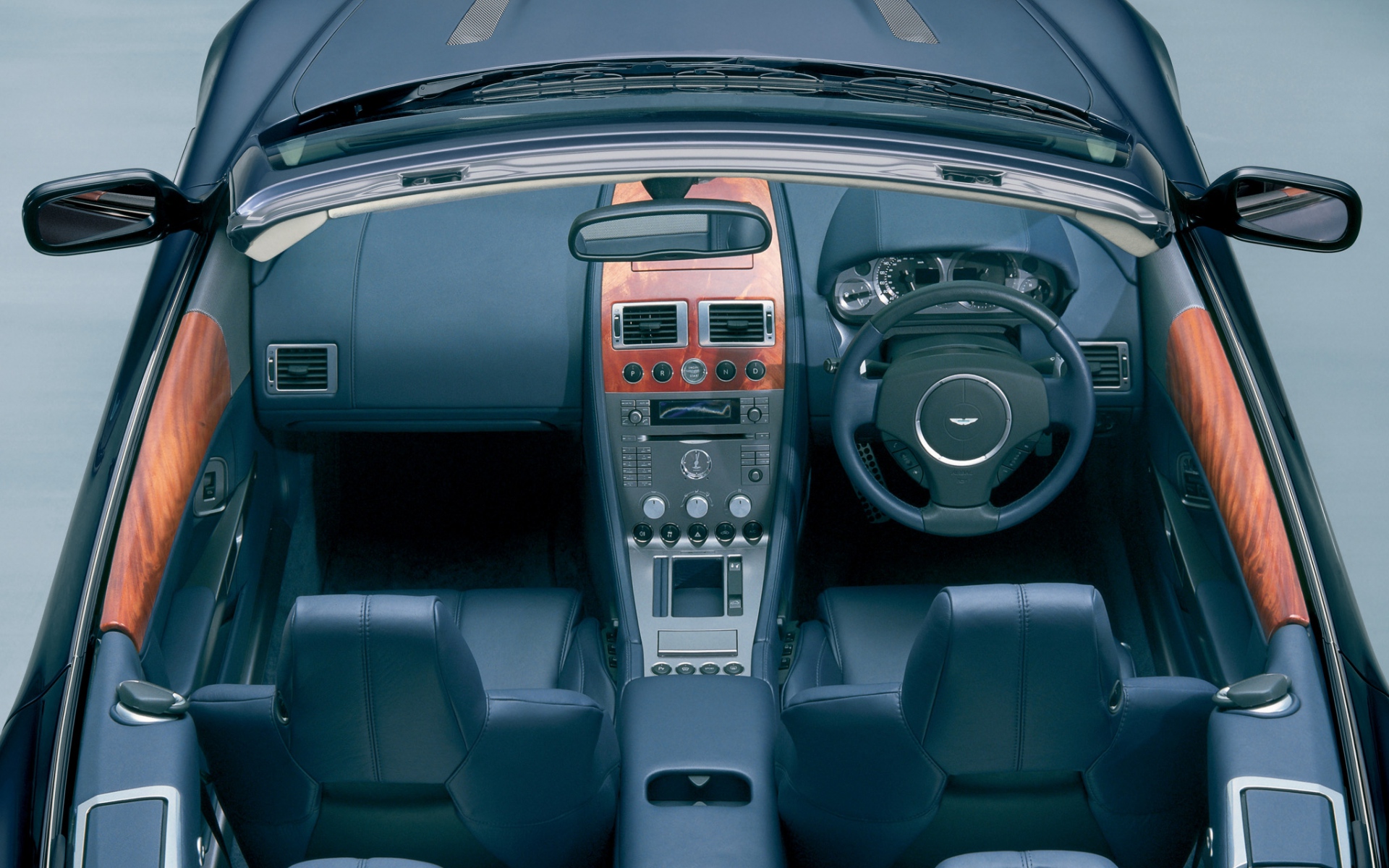 Картинки Aston martin, db9, 2004, черный, салон, салон, руль, спидометр фото и обои на рабочий стол
