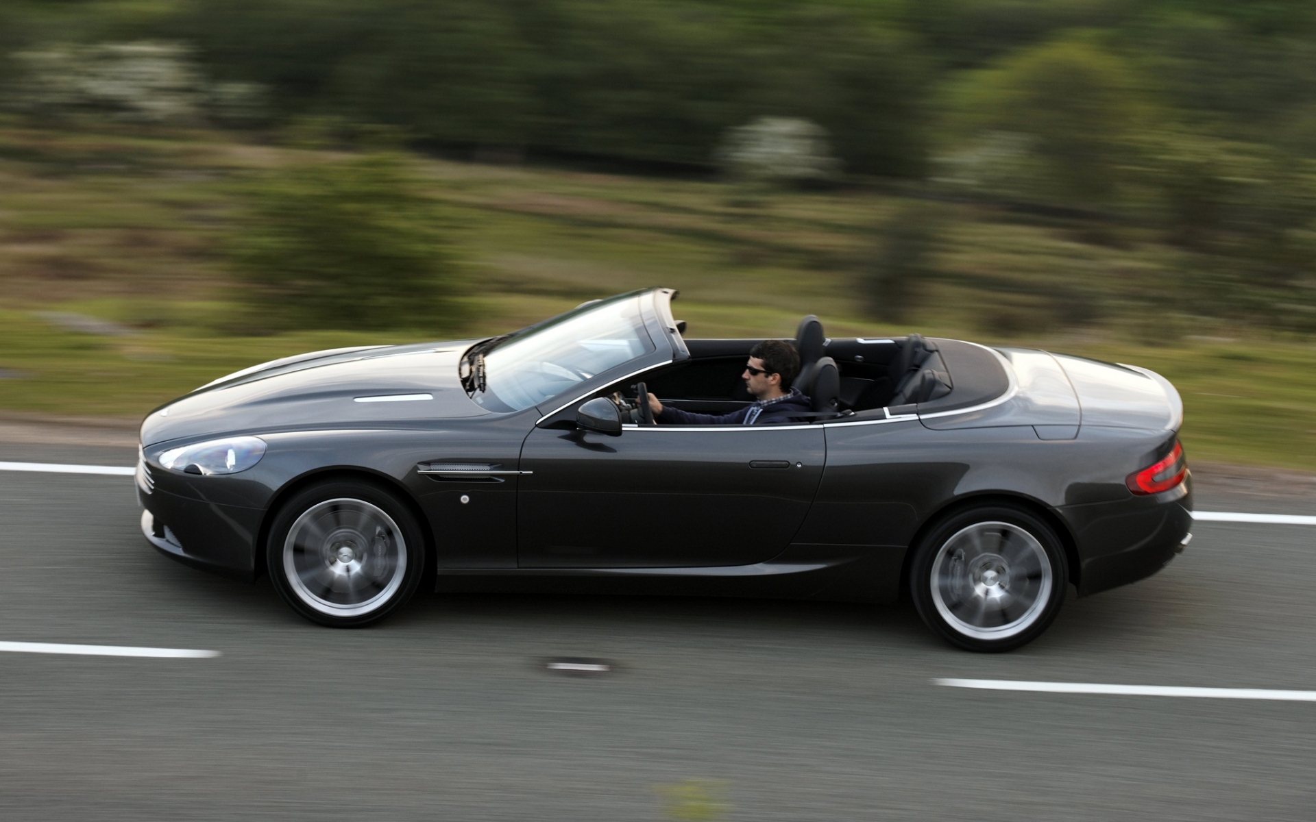 Картинки Aston martin, db9, 2010, черный, вид сбоку, автомобили, асфальт, скорость фото и обои на рабочий стол
