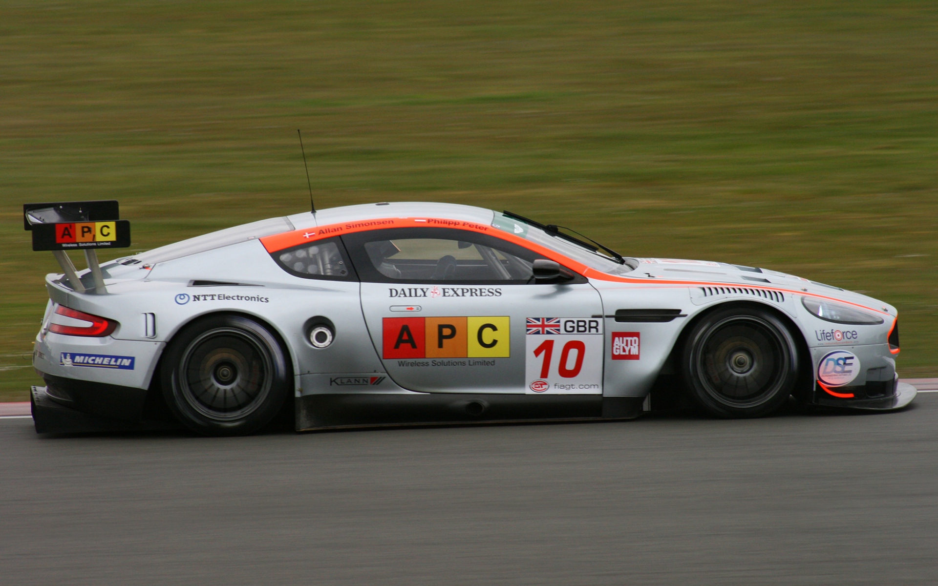 Картинки Aston martin, dbr9, 2005, белый, вид сбоку, стиль, спорт, автомобили, скорость, гоночный автомобиль, трава, асфальт фото и обои на рабочий стол