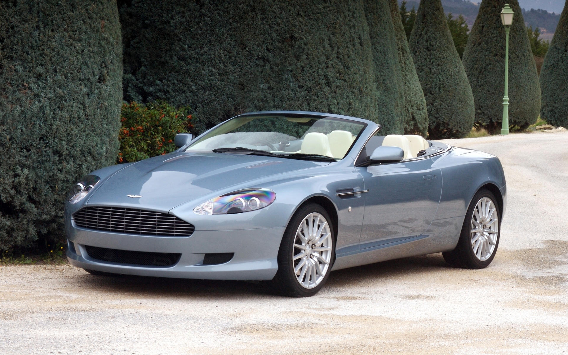 Картинки Aston martin, db9, 2004, синий, вид сбоку, стиль, автомобили, природа, кустарники, деревья фото и обои на рабочий стол