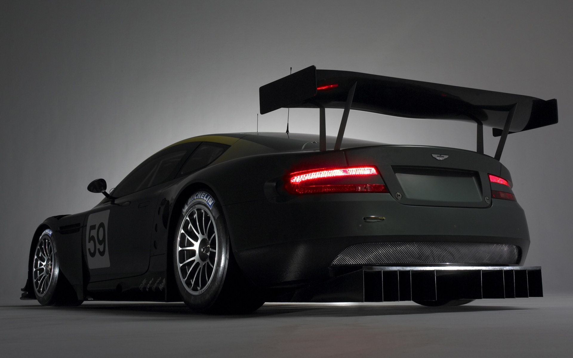 Картинки Aston martin, dbr9, 2005, черный, вид сбоку, стиль, спорт, авто фото и обои на рабочий стол