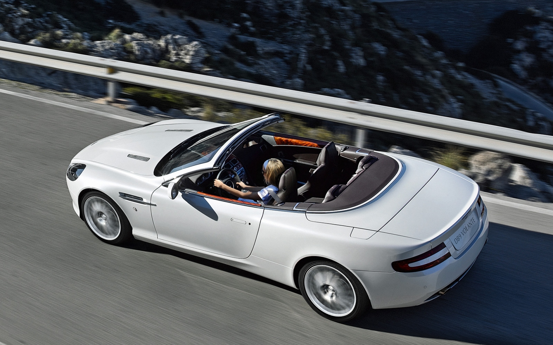 Картинки Aston martin, db9, 2008, белый, вид сверху, стиль, автомобили, скорость, девушка, природа фото и обои на рабочий стол